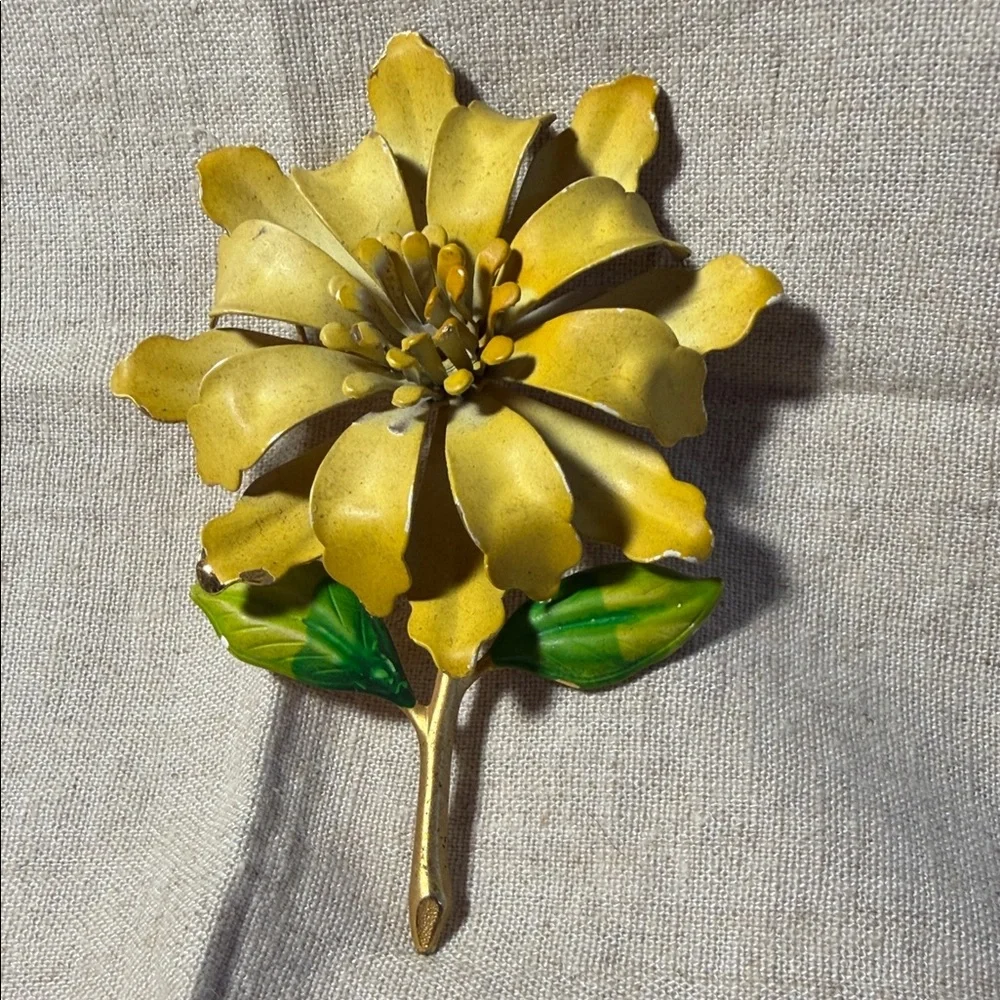 Vintage Sunflower Metal Brooch. Flower Power Era. WA558